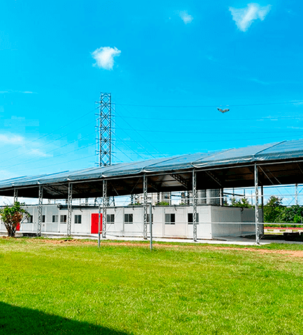 Foto de um canteiro de obra com uma cozinha container e refeitório para mil pessoas