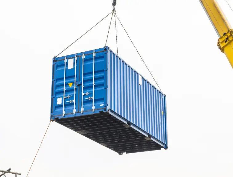 foto de um container marítimo sendo erguido